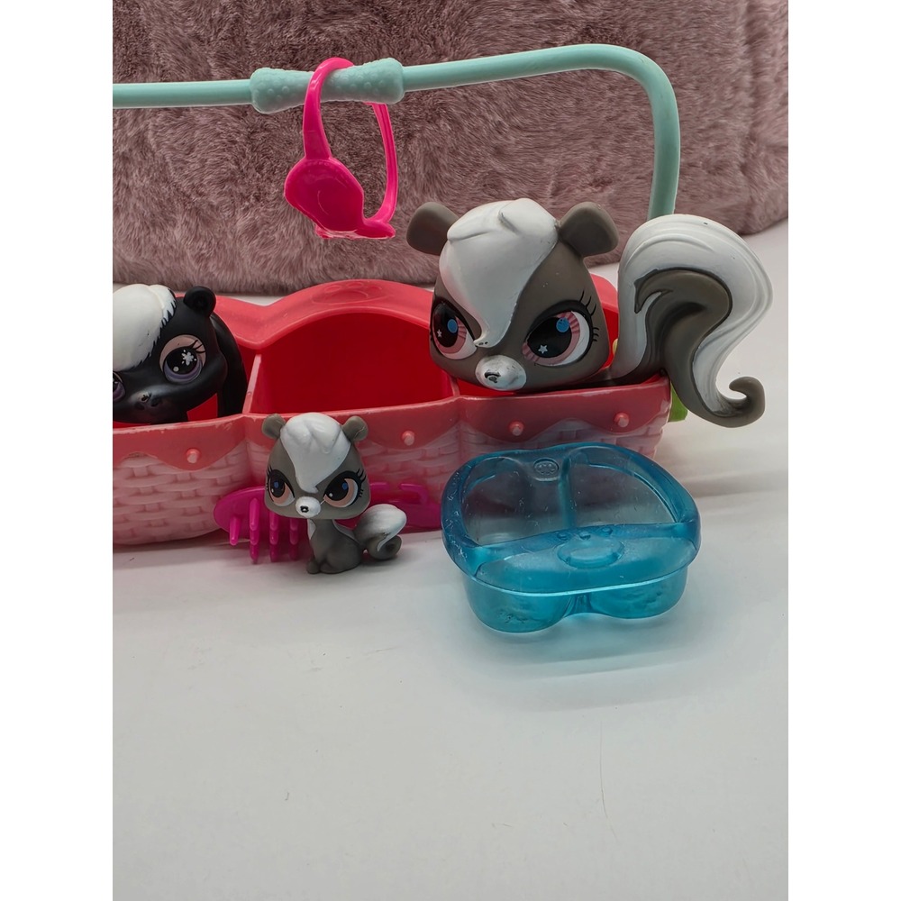 Littlest Pet Shop Skunk Family Set #85 #2694 Accessories Basket Hasbro - Picture 11 of 16
